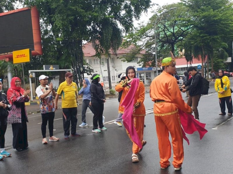 Badan Penghubung Provinsi Gorontalo mengadakan kegiatan Promosi Karawo dan Pariwisata Gorontalo di kawasan Car Free Day di depan Hotel Horison, Jalan Jend. Sudirman, Makassar, Minggu (21/1/2024). @Jejakfakta/dok. Humas Pemprov Sulsel