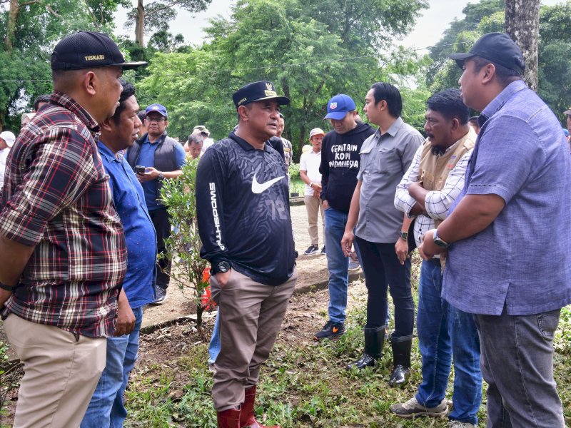 Penjabat Gubernur Sulsel Bahtiar Baharuddin dan Bupati Maros Chaidir Syam usai melakukan penanaman sukun di Kawasan Pengembangan Peternakan Pucak milik Dinas Peternakan dan Kesehatan Hewan Pemprov Sulsel di Desa Pucak, Kecamatan Tompobulu, Kabupaten Maros, Minggu (21/1/2024). @Jejakfakta/dok. Humas Pemprov Sulsel