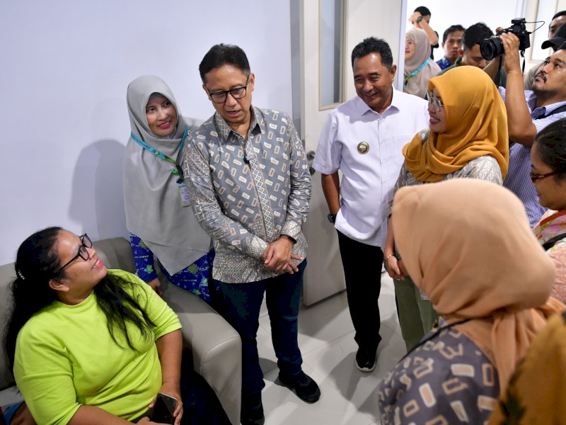 Menteri Kesehatan Budi Gunadi Sadikin bersama Penjabat Gubernur Sulsel Bahtiar Baharuddin, berbincang dengan pasien saat melakukan kunjungan ke tiga rumah sakit milik pemerintah, di Makassar, Sabtu (20/1/2024). @Jejakfakta/dok. Humas Pemprov Sulsel