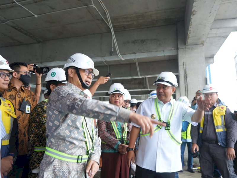 Menteri Kesehatan Budi Gunadi Sadikin bersama Penjabat Gubernur Sulsel Bahtiar Baharuddin saat mengunjungi proyek RS Vertikal di Kota Makassar, Sabtu (20/1/2024). @Jejakfakta/dok. Humas Pemprov Sulsel