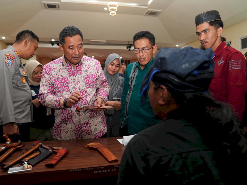 Penjabat Gubernur Sulsel, Bahtiar Baharuddin mengunjungi pameran Bilah Pusaka pada Event pariwisata Mulo Kreatif Kolaborasi 2024, di Gedung Mulo, Jumat malam (19/1/2024). @Jejakfakta/dok. Humas Pemprov Sulsel 