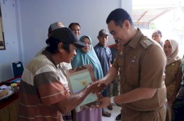 Program Redistribusi, Bupati MYL Serahkan Ratusan Sertipikat Tanah