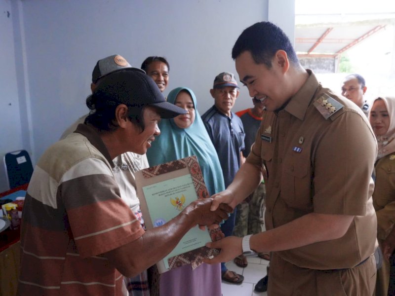  Bupati Pangkep, Muhammad Yusran Lalogau (MYL) didampingi kepala ATR/BPN Pangkep, Taufik menyerahkan ratusan sertipikat tanah kepada warga kelurahan Bontoa di di aula kantor Lurah Bontoa, Kecamatan Minasatene, Kabupaten Pangkep, Senin (22/1/2024). @Jejakfakta/dok. Humas Pemkab Pangkep