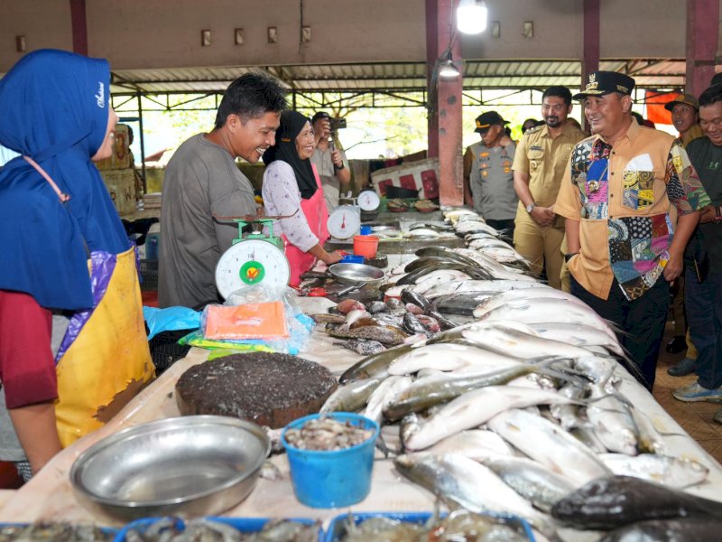 Penjabat Gubernur Sulawesi Selatan (Sulsel), Bahtiar Baharuddin berbincang dengan penjual ikan saat melakukan peninjauan di Pasar Malili, Luwu Timur, Senin (22/1/2024). @Jejakfakta/dok. Humas Pemprov Sulsel