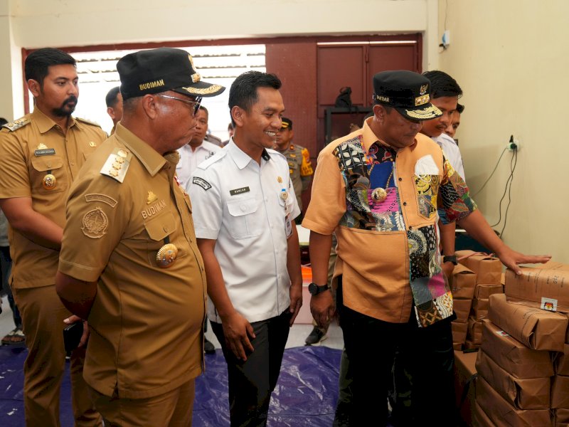 Penjabat Gubernur Sulsel, Bahtiar Baharuddin, usai meninjau Gudang Logistik KPU Luwu Timur, Senin (22/1/2024). @Jejakfakta/dok. Humas Pemprov Sulsel