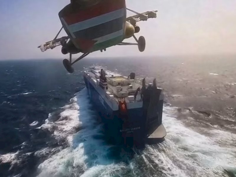 Houthi merilis foto yang menunjukkan sebuah helikopter mendekati kapal kargo &lsquo;Galaxy Leader&rsquo; di Laut Merah, bulan lalu, tepat sebelum kelompok berbasis Yaman utara ini menyita kapal tersebut. (Houthi Military Media/Handout/dpa)