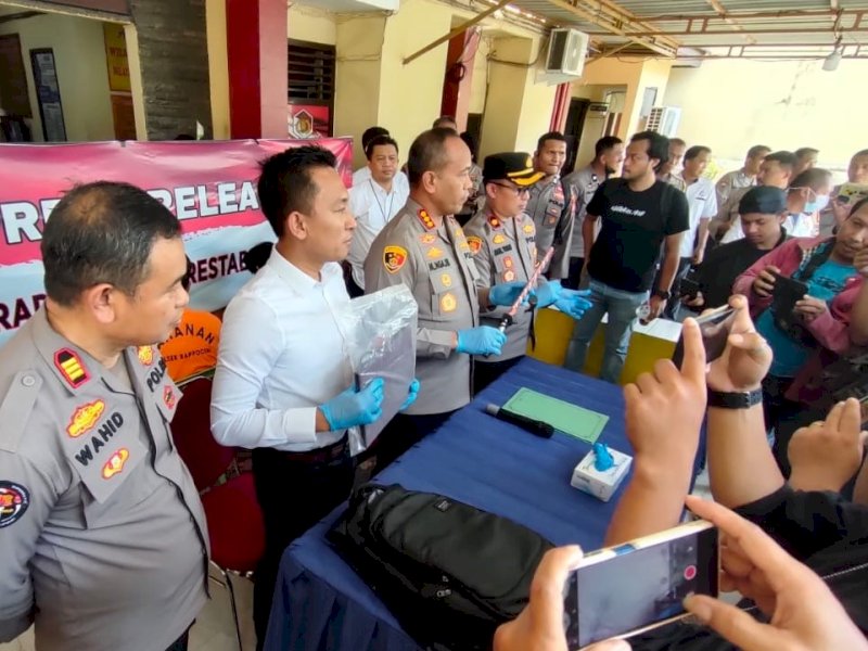 Kapolrestabes Makassar, Kombes Pol Mokhamad Ngajib memberikan keterangan kepada wartawan di Mapolsek Rappocini, Senin (22/1/2024). @Jejakfakta/Samsir