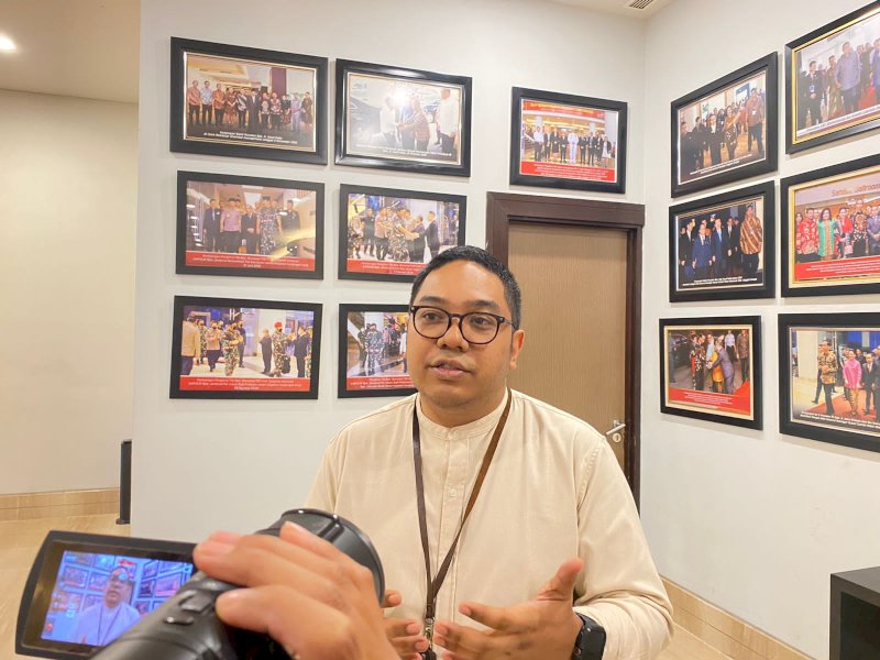 Marcom Manager Hotel Claro Makassar, Richwan Wahyudi memberikan keterangan pers terkait kenaikan tarif pajak tempat hiburan. @Jejakfakta/Atri