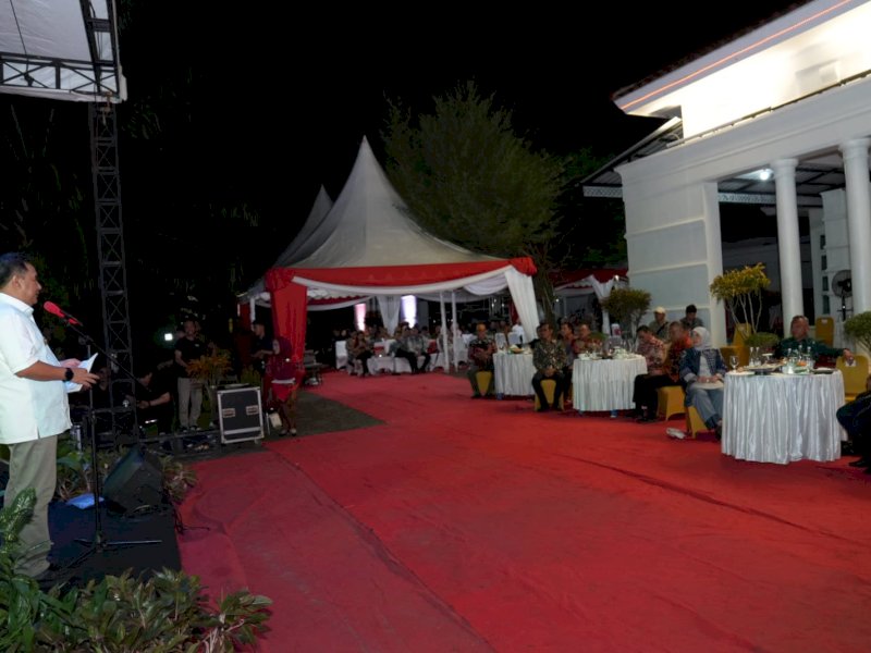 Penjabat Gubernur Sulawesi Selatan (Sulsel), Bahtiar Baharuddin menghadiri Temu Saudagar Tana Luwu, di Rumah Jabatan Bupati Luwu Timur, Senin malam (22/1/2024). Temu saudagar ini turut dihadiri sejumlah kepala daerah di Sulawesi. @Jejakfakta/dok. Humas Pemprov Sulsel
