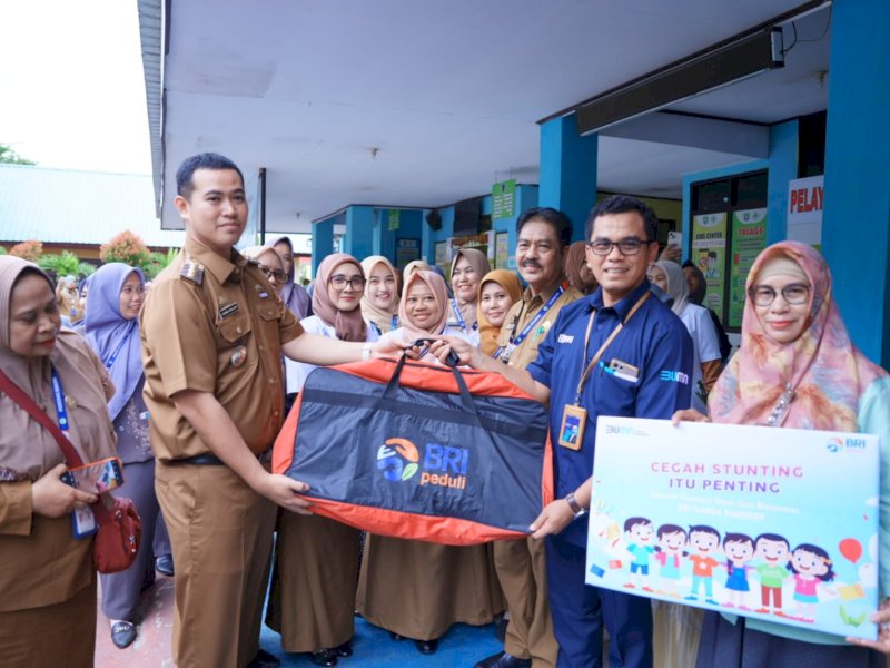 Kepala Kanca BRI Pangkep, Abid Rahman Martono memberikan bantuan alkes yang diterima Bupati Pangkep Muhammad Yusran Lalogau (MYL) di Puskesmas Bungoro, Selasa (23/1/2024). @Jejakfakta/dok. Humas Pemkab Pangkep