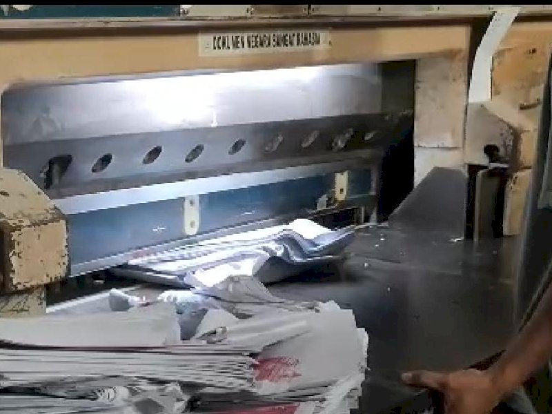 Komisi Pemilihan Umum (KPU) Sulawesi Selatan (Sulsel) memusnahkan sebanyak 1.118 plat cetakan surat suara dan 346.000 lembar surat suara Pemilu 2024 yang tidak layak pakai. @Jejakfakta/Atri