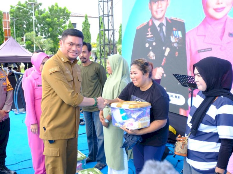 Bupati Gowa, Adnan Purichta Ichsan menyerahkan paket sembako ke masyarakat di Kawasan Museum Istana Balla Lompoa Kabupaten Gowa, Selasa (23/1/2024). @Jejakfakta/dok. Humas Pemkab Gowa