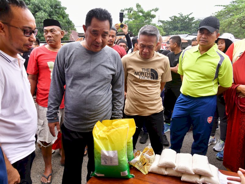 Penjabat Gubernur Sulsel, dalam kunjungannya ke Pasar Sentral Lama Kabupaten Bone, meninjau pelaksanaan Gerakan Pangan Murah (GPM) yang sedang berlangsung, Rabu (24/1/2024). @Jejakfakta/dok. Humas Pemprov Sulsel