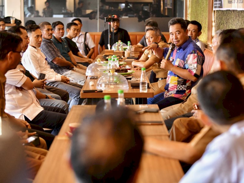 Pengusaha kapal yang ada di Kabupaten Bone dan sekitarnya, bersilaturahmi dengan Penjabat Gubernur Sulsel, Bahtiar Baharuddin, di Caralla Cafe, Jalan Lapawawoi Karaeng Sigeri, Bone, Selasa (23/1/2024). @Jejakfakta/dok. Humas Pemprov Sulsel