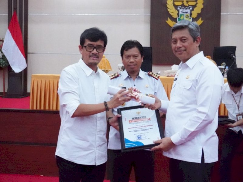Sekretaris Daerah Kabupaten Pinrang A. Calo Kerrang menerima penghargaan dari Sekprov Sulsel terkait dukungan penyelenggaraan Kabupaten/Kota sehat tahun penilaian 2021-2022. @Jejakfakta/Foto: Protokol dan Komunikasi Pimpinan