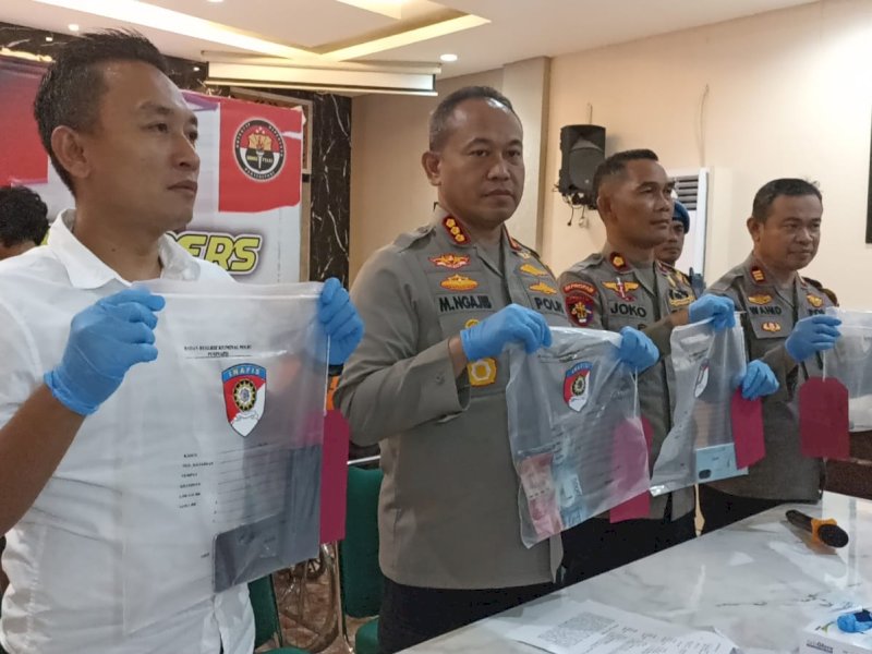 Kapolrestabes Makassar Kombes Pol Mokhamad Ngajib menunjukan barang bukti hasil pembobolan menara kampus UMI di Mapolrestabes Makassar, Rabu (24/1/2024). @Jejakfakta/Samsir
