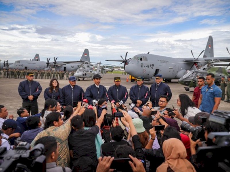 Presiden Joko Widodo bersama Menteri Pertahanan Prabowo Subianto menghadiri acara penyerahan Pesawat ke-4 C-130J-30 tail number A-1344, Helikopter AS550 Fennec dan AS565 MBe Panther di Terminal Selatan Lanud Halim Perdanakusuma, Jakarta, Rabu (24/1/2024). (Foto: Jamal Ramadhan/kumparan)