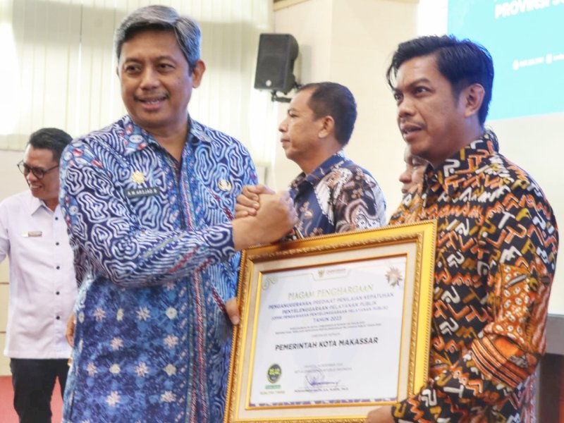 Pemerintah Kota Makassar penghargaan rapor hasil dari penilaian Ombudsman RI sebagai lembaga pengawasan pelayanan publik dengan meraih predikat zona hijau terkait kepatuhan pelayanan publik untuk tahun 2023 di Ruang Pola Kantor Gubernur Sulsel, Kamis (25/01/2024). @Jejakfakta/dok. Humas Pemkot Makassar
@