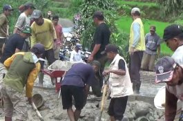 Rusak Sejak 2019, Warga Buakkang Gowa Secara Swadaya Bangun Jembatan