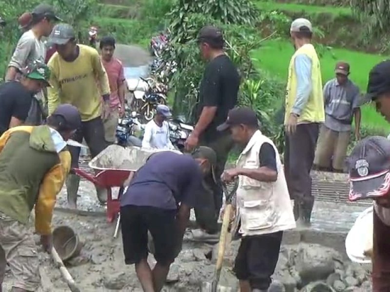 Warga Desa Buakkang, Kabupaten Gowa bergotong royong membangun jembatan penghubung antara Kecamatan Bunganya dan Kecamatan Manuju dengan dana swadaya masyarakat, Kamis (25/1/2024). @Jejakfakta/dok. Ist.
