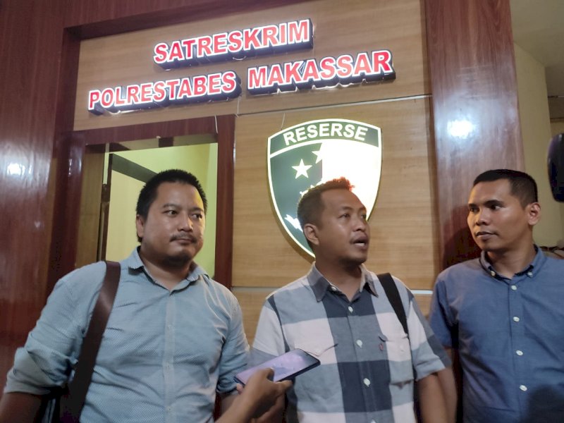 Kuasa Hukum Pimpinan Redaksi Media Online Herald.id Suhandi 
dari LBH Pers Makassar memberikan keterangan pers terkait perihal undangan klarifikasi  kliennya di Mapolrestabes Makassar, Kamis (25/1/2024). @Jejakfakta/dok. Ist.