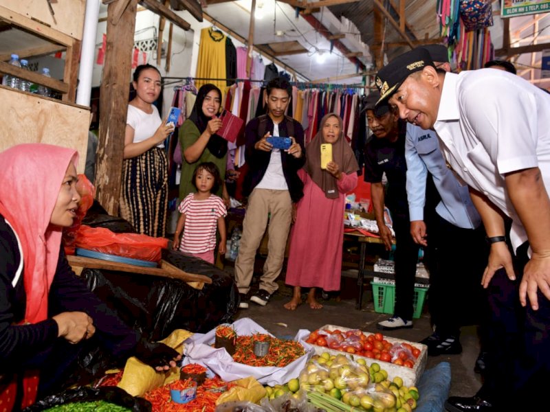  Penjabat (Pj) Gubernur Sulsel, Bahtiar Baharuddin, didampingi Pj Wali Kota Palopo, Asrul Sani, melakukan peninjauan di pasar tradisional Kota Palopo, Kamis (25/1/2024). @Jejakfakta/dok. Humas Pemprov Sulsel