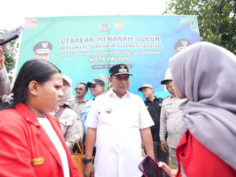 Mahasiswa Agroteknologi Universitas Hasanuddin (Unhas) berbincang bersama Penjabat Gubernur Sulsel, Bahtiar Baharuddin usai menanam sukun, di Kelurahan Purangi, Kecamatan Sendana, Kota Palopo, Kamis (25/1/2024). @Jejakfakta/dok. Humas Pemprov Sulsel