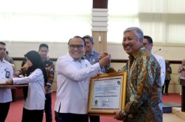 Ombudsman RI Anugerahkan Penghargaan Kepatuhan kepada Pemkab Pinrang