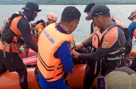 Tim Sar Gabungan Temukan Pemancing yang Terjatuh dari Perahu di Perairan Batulotong Luwu
