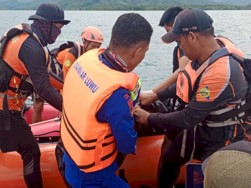 Tim Sar Gabungan melakukan evakuasi korban yang ditemukan pada Jumat (26/1/2024) siang di sekitar karang pantai Desa Murante Kecamatan Suli Kabupaten Luwu. @Jejakfakta/dok. Basarnas Makassar