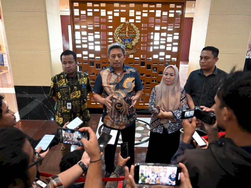 Pj Sekprov Sulsel Andi Muhammad Arsjad, didampingi Kepala Dinas Kominfo Sulsel, Kepala Badan Kepegawaian Daerah Sulsel, dan Plt Biro Hukum Sulsel, saat konferensi pers bersama para wartawan di Kantor Gubernur Sulsel, Jum'at (26/1/2024). @Jejakfakta/dok. Humas Pemprov Sulsel
