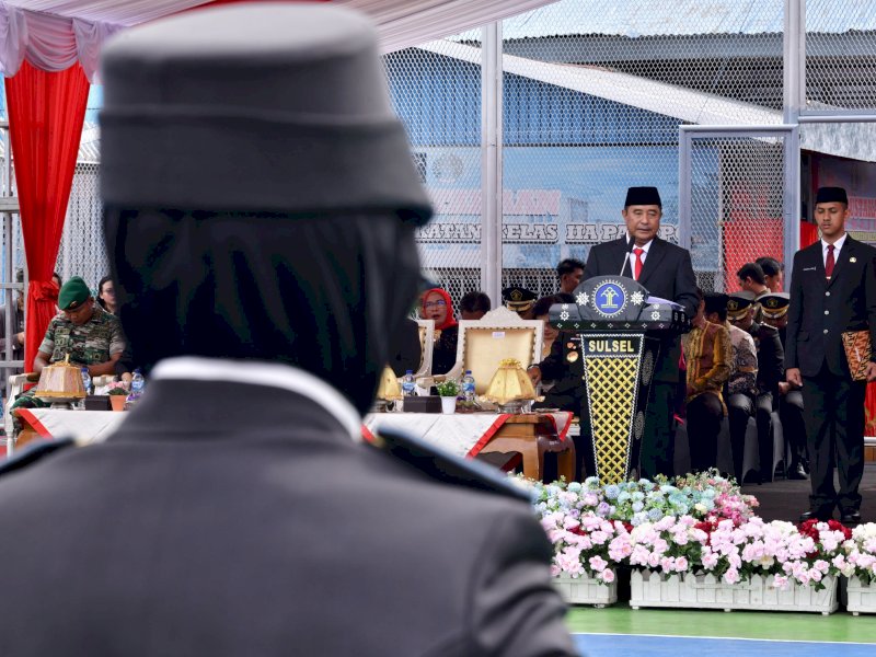 Pj Gubernur Sulsel, Bahtiar Baharuddin, bertindak sebagai Inspektur Upacara (Irup) pada Hari Bhakti Imigrasi Ke-74 Tingkat Provinsi Sulsel, di Lembaga Pemasyarakatan Kelas II A Palopo, Jumat (26/1/2024). @Jejakfakta/dok. Humas Pemprov Sulsel