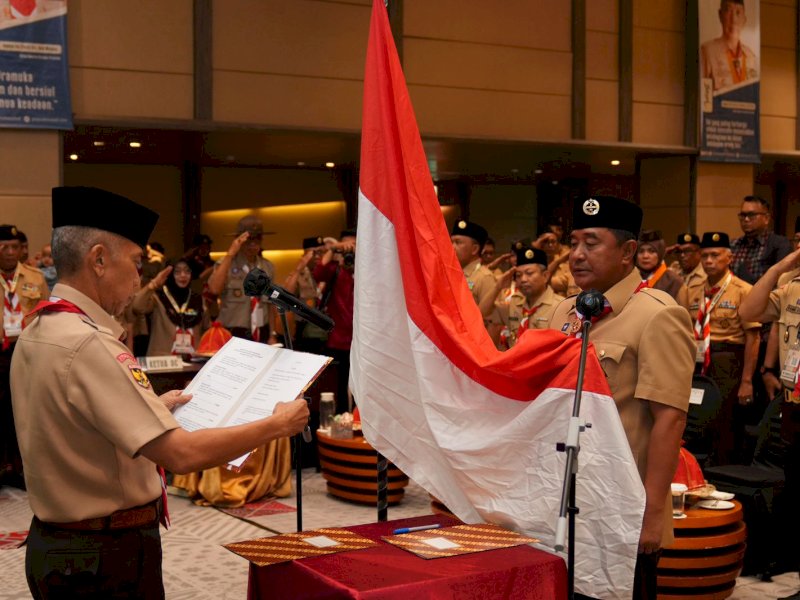 Sekjen Kwarnas Gerakan Pramuka, Mayjen TNI (Purn) Bachtiar, melantik Bahtiar Baharuddin sebagai Ketua Majelis Pembimbing Daerah (Mabida) Gerakan Pramuka Provinsi Sulawesi Selatan (Sulsel), di Hotel Novotel Makassar, Sabtu (27/1/2024). @Jejakfakta/dok. Humas Pemprov Sulsel
