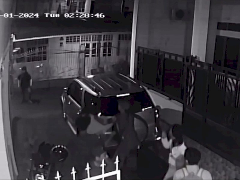 Rekaman CCTV peristiwa penganiayaan itu terjadi di depan indekos di Jalan Tidung VIII, Setapak 6, Kecamatan Rappocini, Kota Makassar, Sulsel, Selasa (23/1/2024) sekitar pukul 02.30 Wita. @Jejakfakta/Tangkapan Layar CCTV
