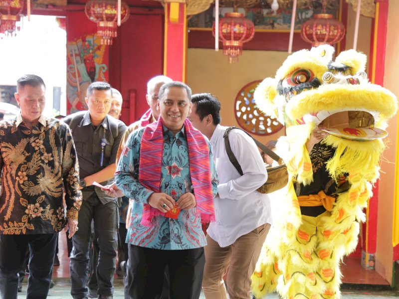 Wakil Menteri Agama RI Syaiful Rahmat Dasuki menghadiri kegiatan Moderasi Beragama Lintas Agama yang dihelat oleh Pusat Pembinaan dan Pendidikan (Pusbimdik) Khonghucu Kemenag RI di Klenteng Ibu Agung Bahari di Kota Makassar, Sabtu (27/1/2024).&nbsp;@Jejakfakta/dok. Humas Kemenag RI