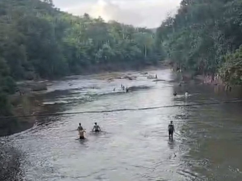 Sejumlah warga melakukan pencarian pemuda yang terbawa arus di Sungai Lemoa Desa Pattalikang, Kecamatan Manuju, Kabupaten Gowa, Sulawesi Selatan (Sulsel), Sabtu (27/1/2024).&nbsp;@Jejakfakta/foto: Ist.
