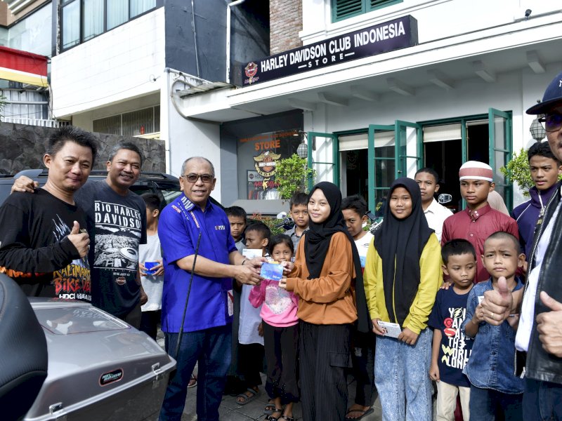 Anggota Dewan Kehormatan HDCI Pusat, Ilham Arief Sirajuddin (IAS) turut hadir menyerahkan bantuan beasiswa 24 pelajar tahap kedua, di Sekretariat and Store HDCI Makassar, Kedai Papa Ong, Jalan Rusa, Ahad (28/1/2024). @Jejakfakta/Reza Arifuddin