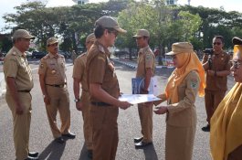 33 Orang PNSD Terima SK Kenaikan Pangkat Periode Februari 2024