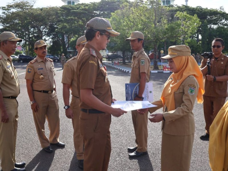 Sekretaris Daerah Kabupaten Pinrang A. Calo Kerrang menyerahkan secara simbolis Surat Keputusan (SK) kenaikan pangkat Pegawai Negeri Sipil Daerah (PNSD) periode Februari 2024, di Halaman Kantor Bupati Pinrang, Senin (29/1/2024). @Jejakfakta/dok. Humas Pemkab Pinrang