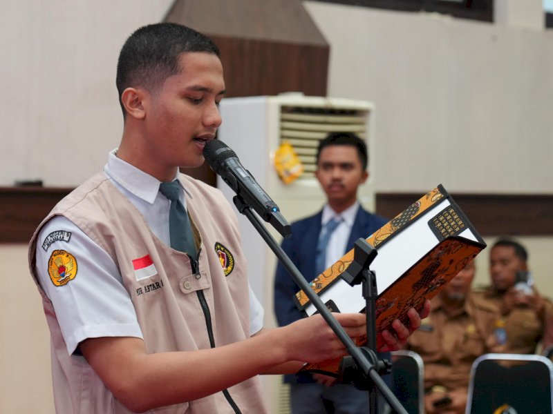 Muhammad Abtar dari Osis SMAN 9 Makassar membacakan Deklarasi Pemilu Damai Tahun 2024 Pelajar SMA, SMK, SLB, se-Sulsel, di di Ruang Pola Kantor Gubernur Sulsel, Senin (29/1/2024). @Jejakfakta/dok. Humas Pemprov Sulsel