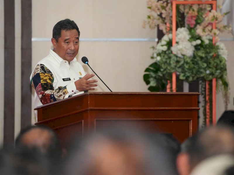 Penjabat Gubernur Sulsel, Bahtiar Baharuddin saat memberikan arahan di hadapan seluruh Ketua OSIS se-Sulsel, Kepala UPT Dinas Pendidikan Sulsel dan jajaran Forkopimda Sulsel, pada pelaksanaan Deklarasi Pemilu Damai, di Ruang Pola Kantor Gubernur, Senin (29/1/2024).  @Jejakfakta/dok. Humas Pemprov Sulsel