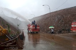 Persiapan Verifikasi Adipura, Damkar Makasar Lakukan Penyemprotan Echo Enzim di TPA Antang