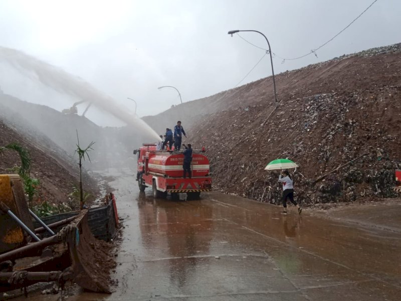 Dinas Pemadam Kebakaran (Damkar) lakukan penyemprotan echo enzim di lokasi TPA Antang, untuk mengurangi karbon dioksida, Senin (29/1/2024). @Jejakfakta/dok. Humas Pemkot Makassar