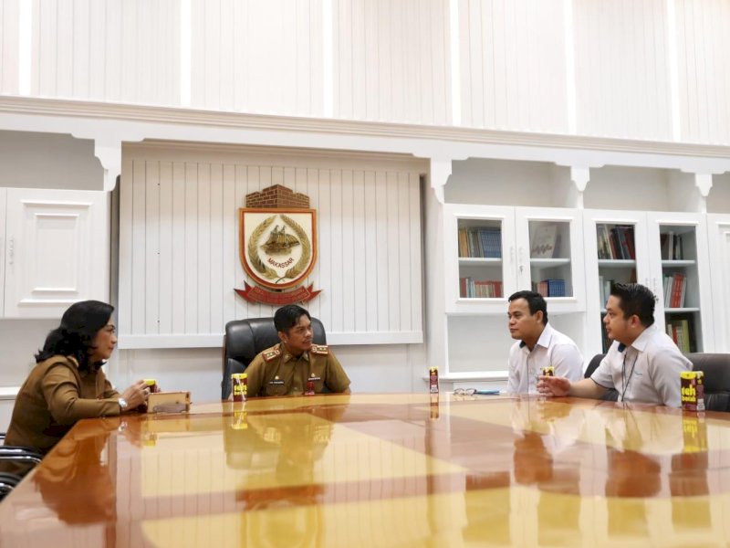  Pj Sekda Kota Makassar, Firman Hamid Pagarra menerima audiensi Kepala Cabang BPJS Ketenagakerjaan, I Nyoman Hari didampingi Kepala Dinas Ketenagakerjaan, Nielma Palamba, di Ruang Kerja Sekda, Balai Kota, Senin (29/01/2024). @Jejakfakta/dok. Humas Pemkot Makassar