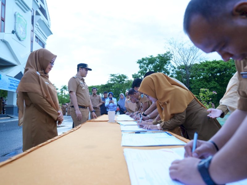 Penandatanganan pakta integritas dan perjanjian kinerja perangakat daerah tahun 2024, usai upacara di halaman kantor Sekretariat Daerah Kabupaten Pangkep, Senin (29/1/24). @Jejakfakta/dok. Pemkab Pangkep