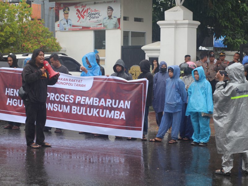 Massa Aksi dari GRAMT menggelar aksi di depan kantor BPN Sulsel. Mereka meminta hentikan proses pembaharuan HGU PT Lonsum Bulukumba, Senin (29/1/2024). @Jejakfakta/dok. Ist.