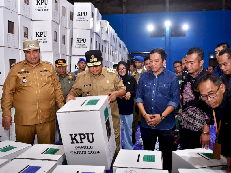PJ Gubernur Sulsel Bahtiar Baharuddin didampingi KPU dan Bawaslu, melakukan kunjungan di gudang logistik KPU Maros, di Gedung Safari, Poros Makassar-Maros, Adatongeng, Kecamatan Turikale, Selasa (30/1/2024) @Jejakfakta/dok. Humas Pemprov Sulsel