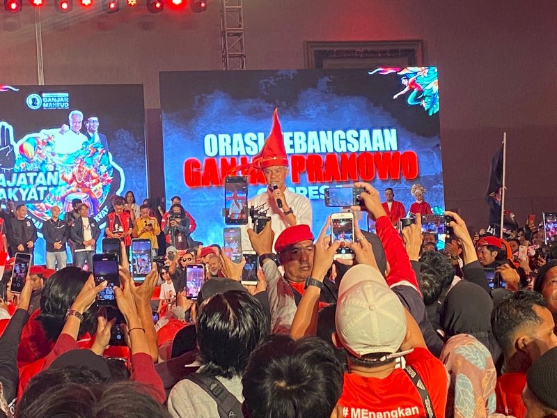 Calon Presiden (Capres) nomor urut 3, Ganjar Pranowo menyapa pendukung dan simpatisan saat  kampanye akbar di Upperhills, Kota Makassar, Sulawesi Selatan (Sulsel), Selasa (30/1/2024). @Jejakfakta/Atri