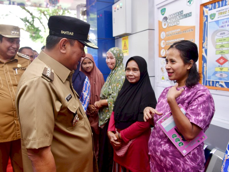 Penjabat Gubernur Sulsel, Bahtiar Baharuddin bersama Bupati Maros Chaidir Syam menyapa warga saat Donor Darah serta Pengobatan Gratis, UPTD Puskesmas Bantimurung, Kabupaten Maros, Selasa (30/1/2024). @Jejakfakta/dok. Humas Pemprov Sulsel