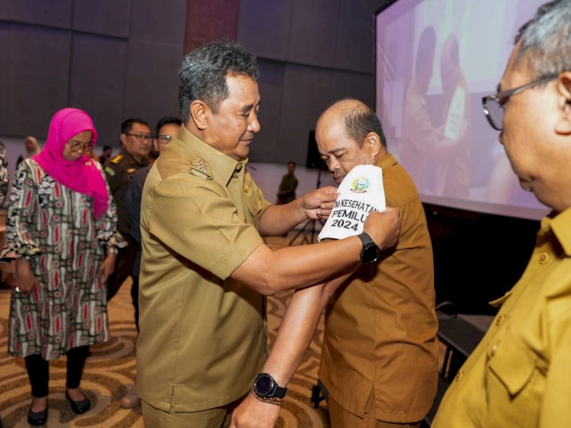 Penjabat Gubernur Sulawesi Selatan (Sulsel), Bahtiar Baharuddin, memberikan tanda  pembentukan Satgas Kesehatan Petugas Pemilu 2024 di Sulsel, di Hotel Seraton By Four Points, Selasa (30/1/2024). @Jejakfakta/dok. Humas Pemprov Sulsel